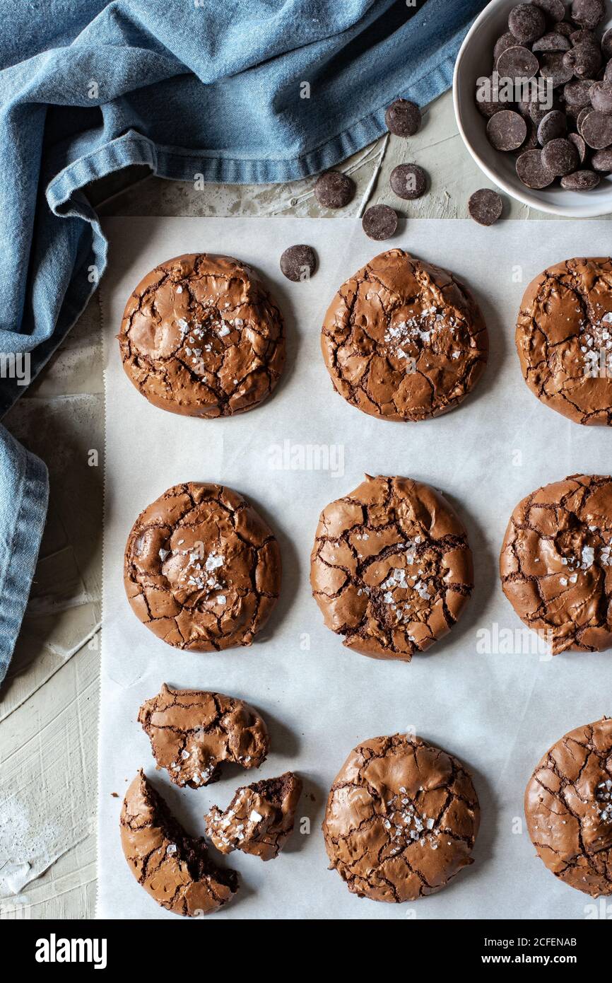 De la composition ci-dessus de délicieux biscuits au chocolat brownie sur blanc parchemin et serviette bleue Banque D'Images