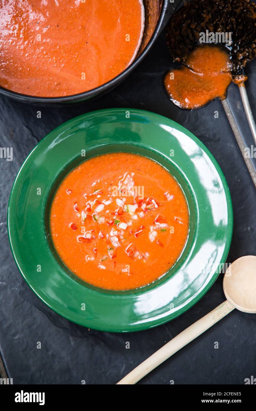 Soupe de gaspacho fraîchement préparée dans un bol vert Banque D'Images