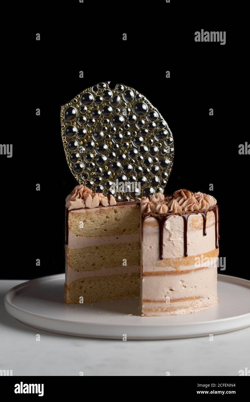 Gateau De Fete Avec Garniture Et Glacage Au Chocolat Et Argent Decoration En Isomalt Sur Table Avec Fond Noir Photo Stock Alamy