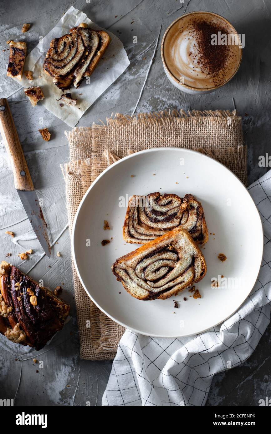 Assiette avec morceaux de tarte savoureuse faite maison au chocolat Banque D'Images