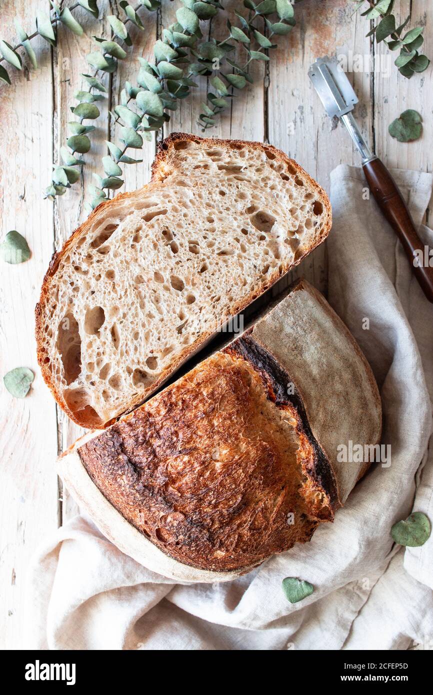 De dessus pain de levain frais maison dans la nappe sur bois tableau Banque D'Images