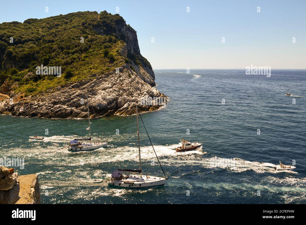 Vue panoramique sur le canal de Bocche entre Porto Venere et l'île de Palmaria avec un groupe de bateaux de luxe en mer, la Spezia, Ligurie, Italie Banque D'Images