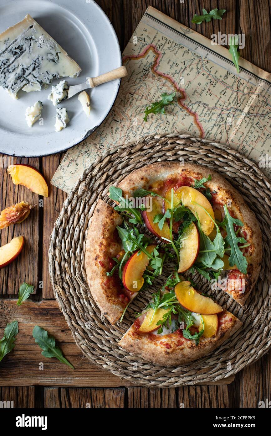 Délicieuse pizza d'été fraîche placée sur une table en bois dans un cadre rustique cuisine Banque D'Images