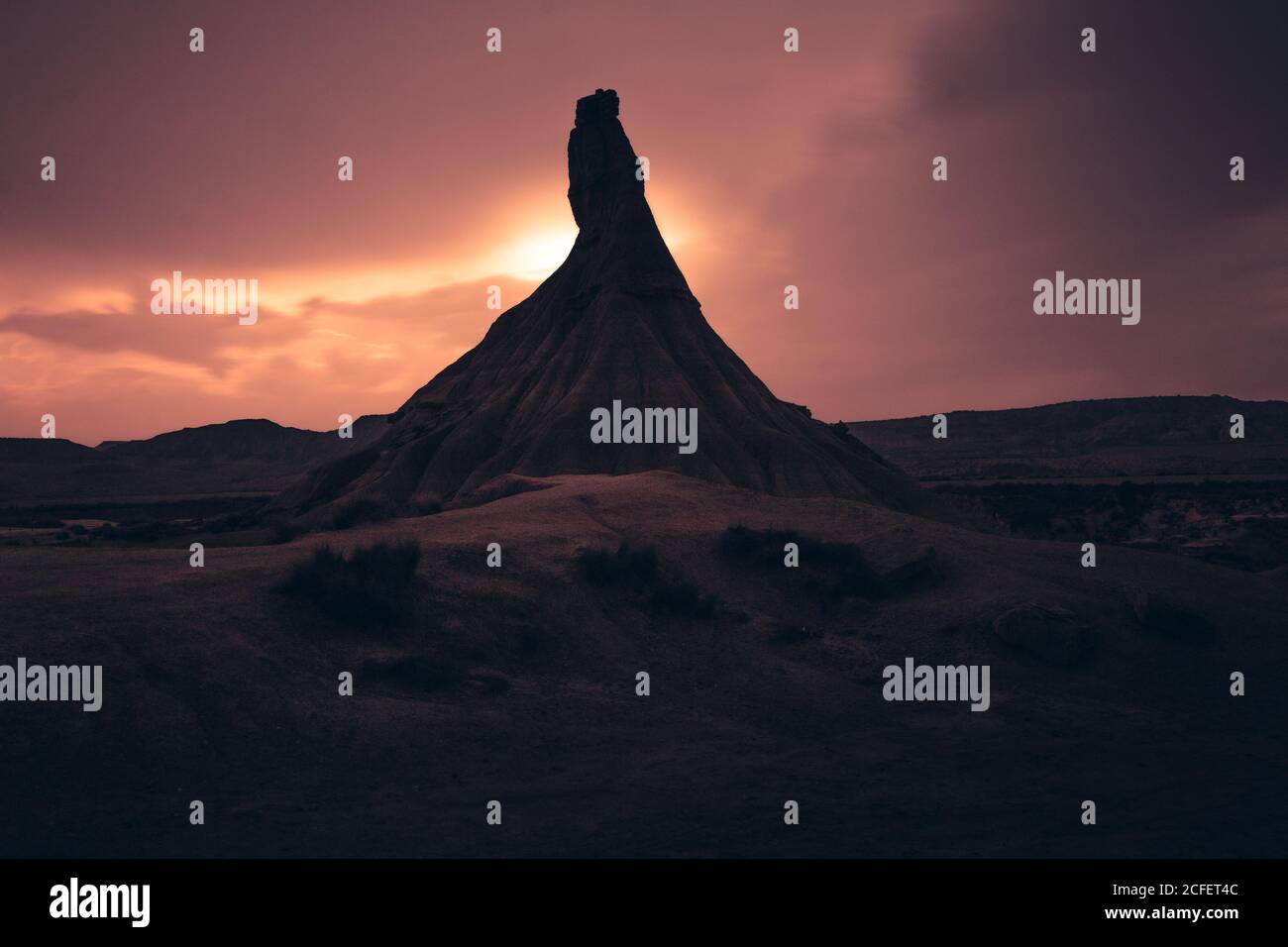 Pic rocheux en pierre incroyable dans le désert sur fond de doux Coucher de soleil dans le semi-désert de Bardenas Reales Navarra Espagne Banque D'Images