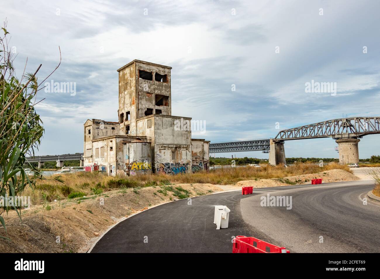 Bâtiment abandonné du port de la rivière abandonné par le canal de Caronte et Le Pont de Caronte près de Martigues au sud de la france Banque D'Images