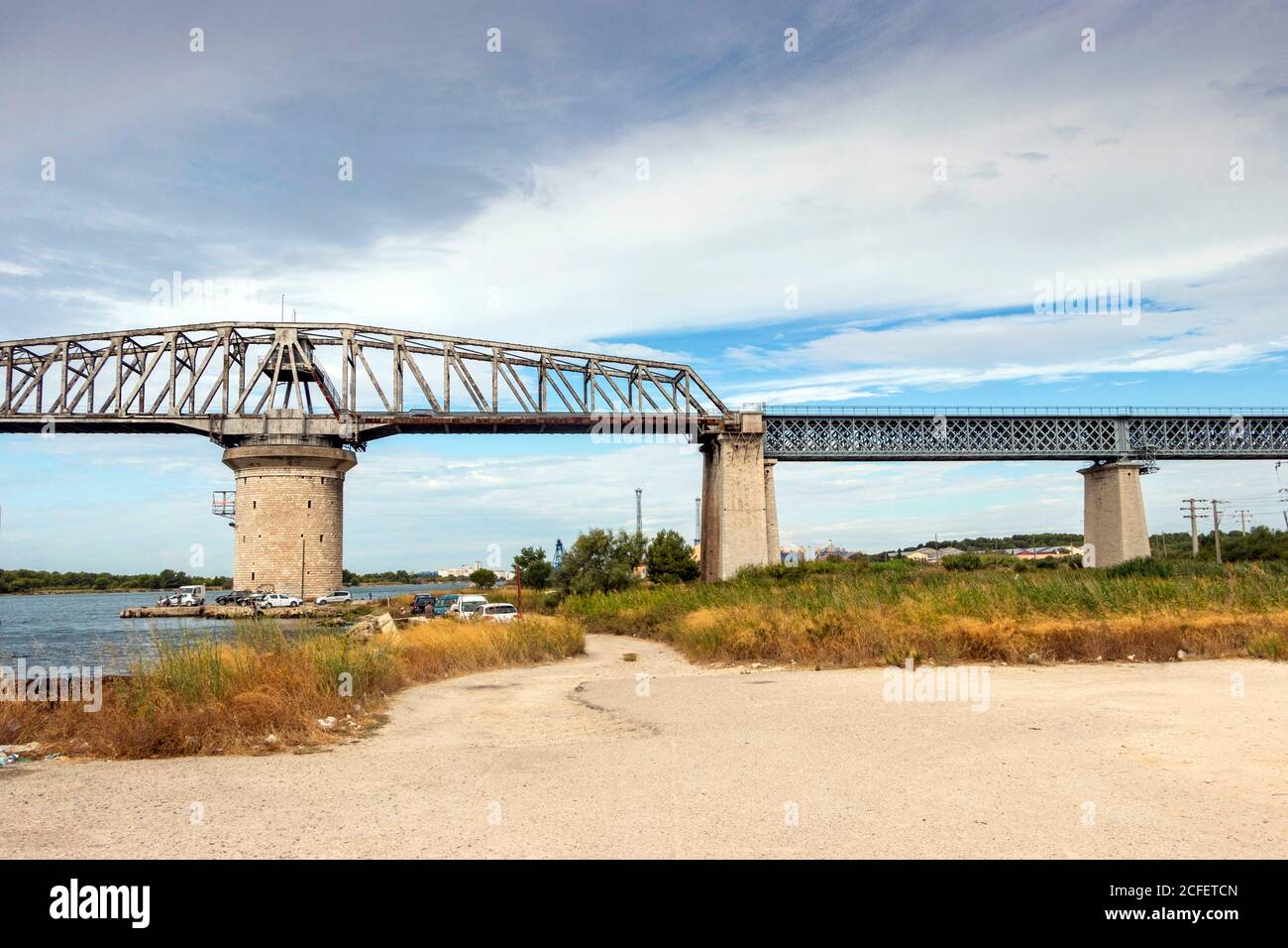 Bâtiment abandonné du port de la rivière abandonné par le canal de Caronte et Le Pont de Caronte près de Martigues au sud de la france Banque D'Images