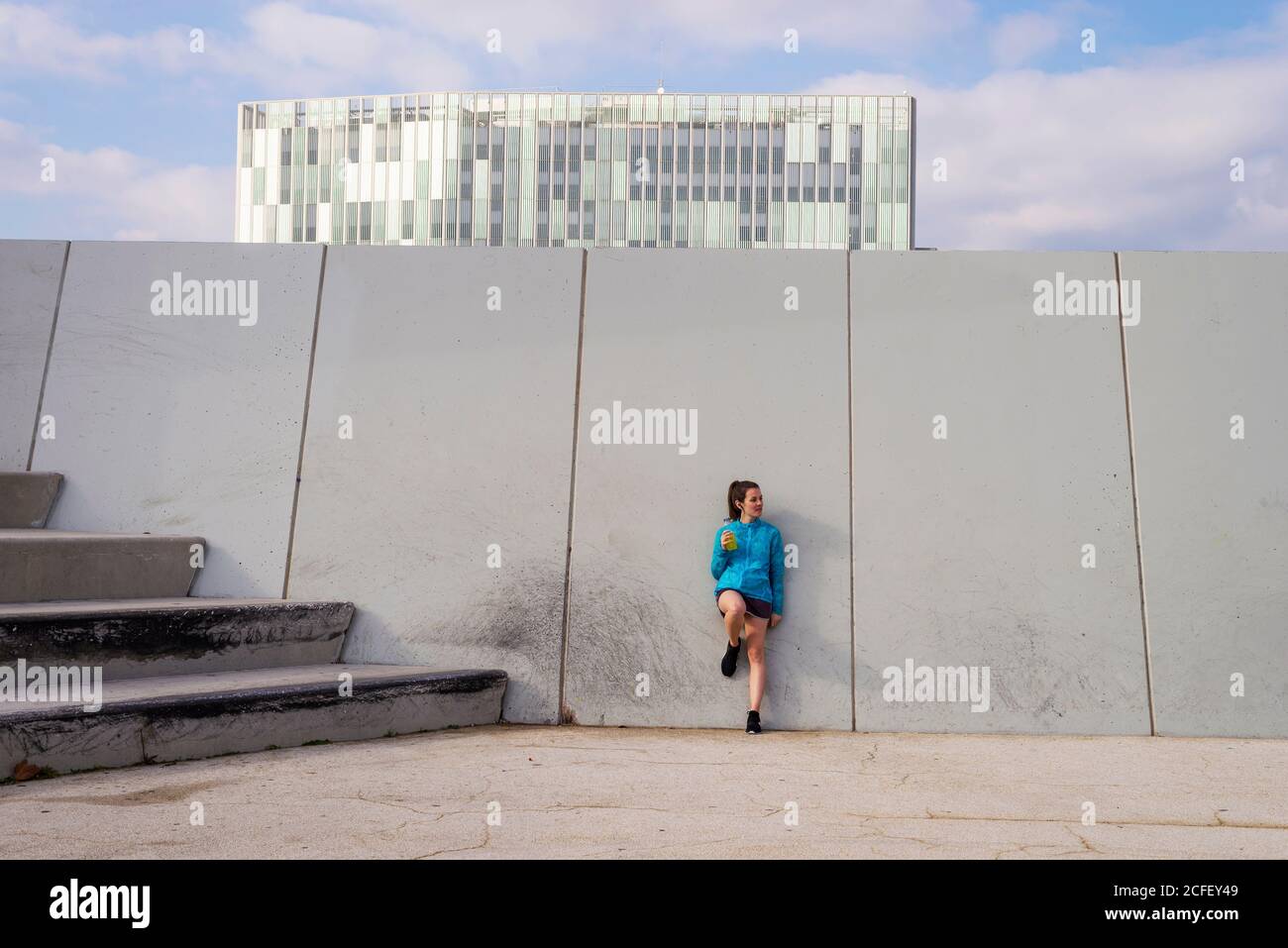 Jeune femme sportive boire de l'eau après l'exercice Banque D'Images