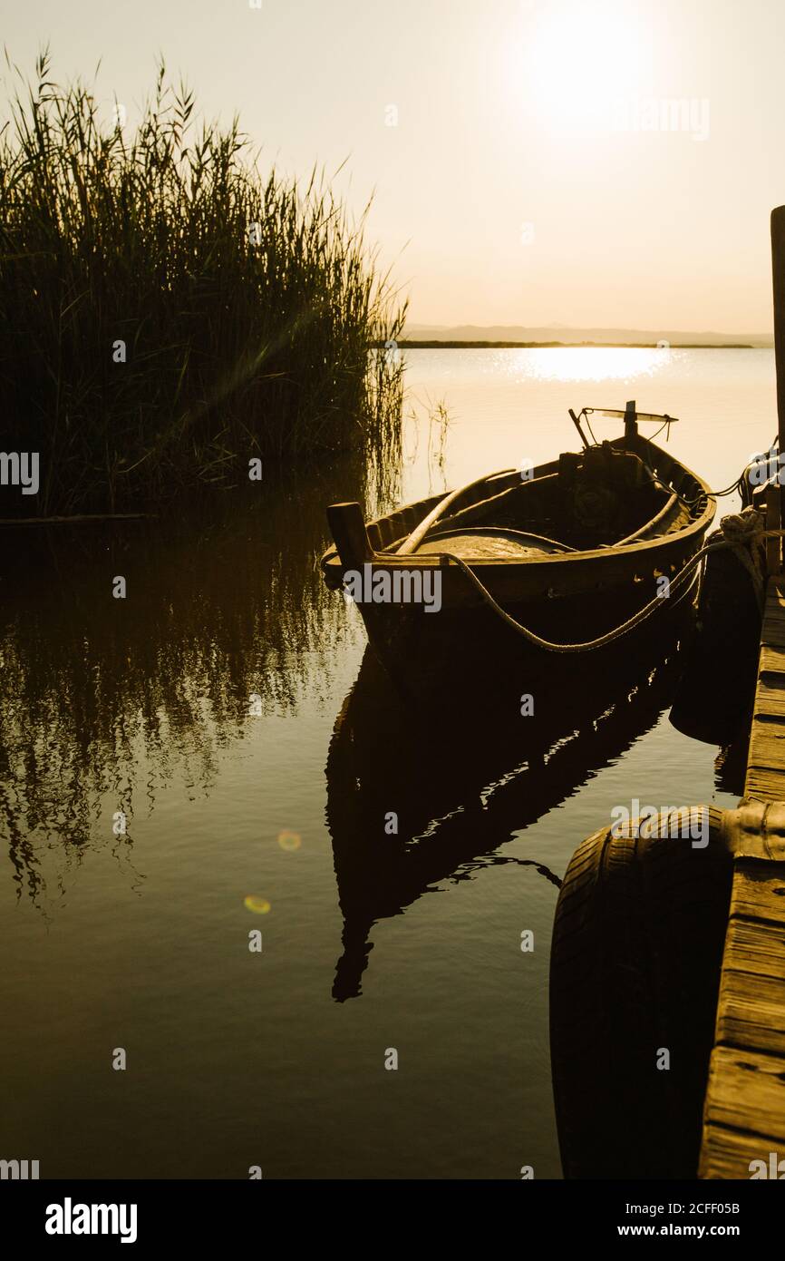 Bateau amarré par une jetée en bois Banque D'Images