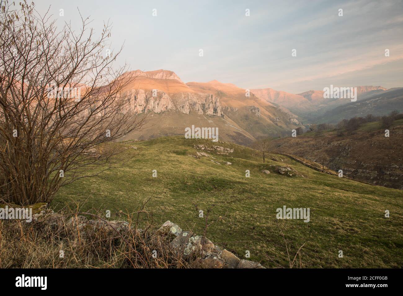 Paysage étonnant de prairie rocheuse verte dans un terrain montagneux calme Dans la campagne de l'Espagne Banque D'Images