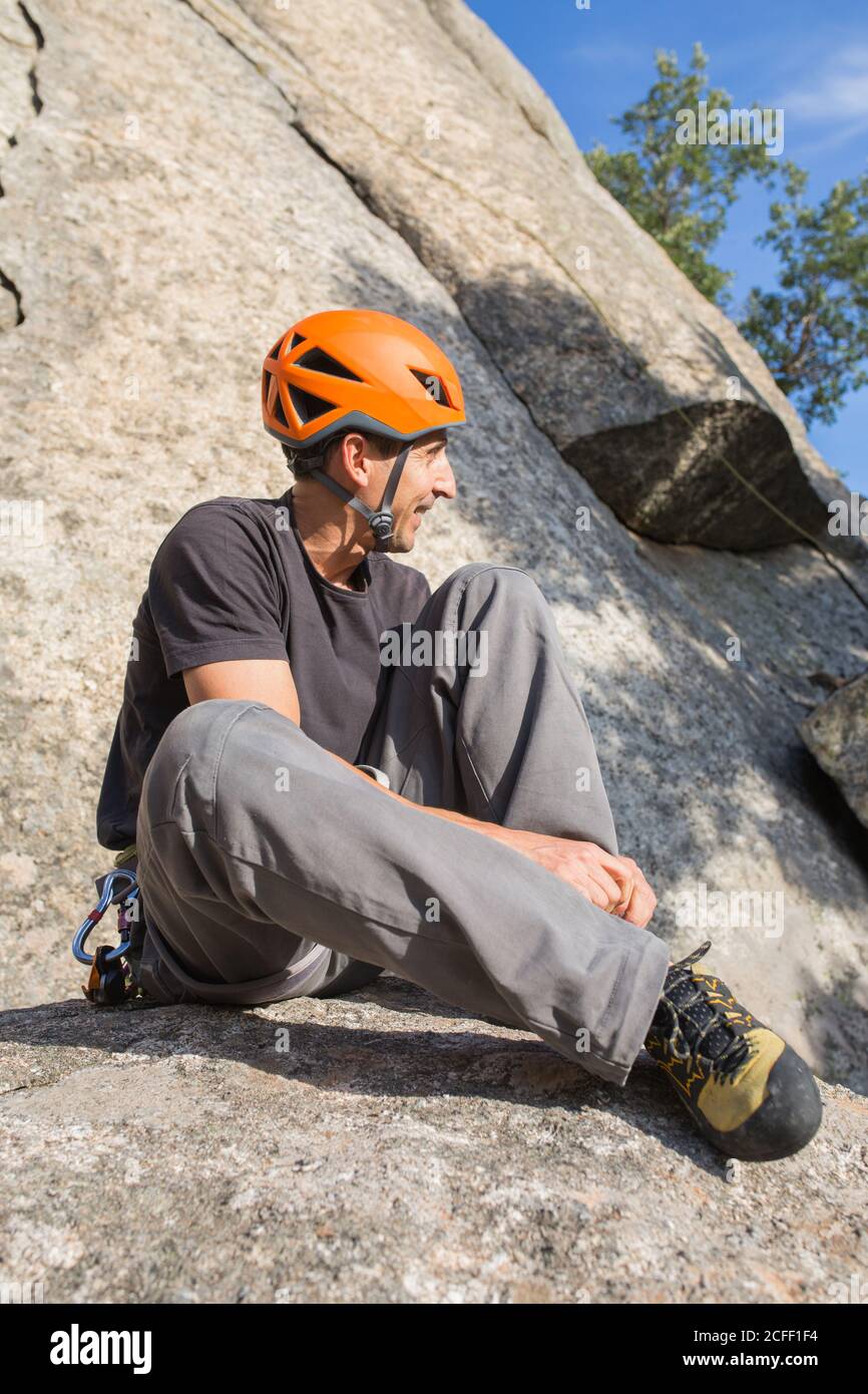 Un grimpeur de roche met ses chaussures d'alpinistes à commencez à grimper Banque D'Images