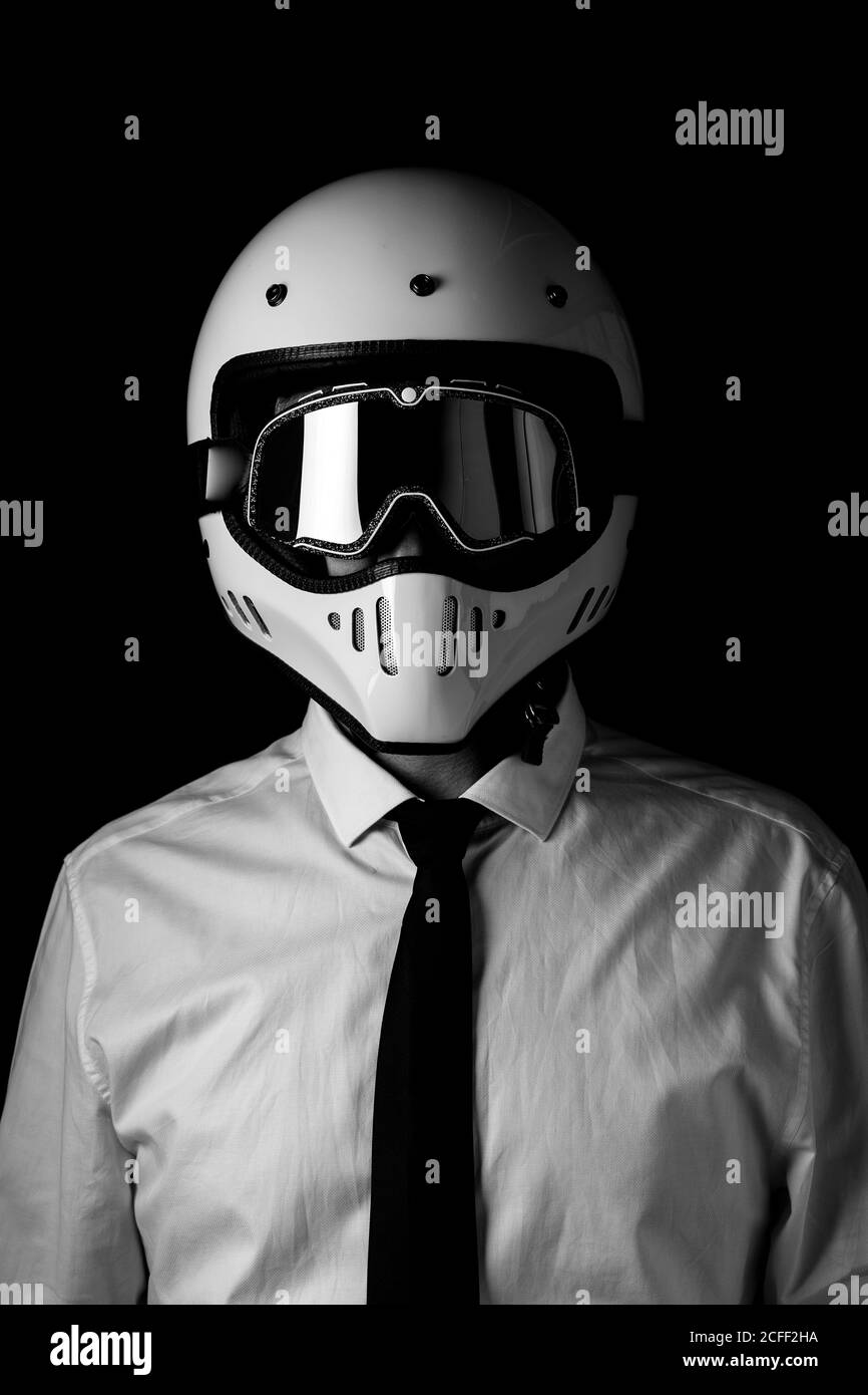 Pilote dans un casque et des lunettes en studio Photo Stock - Alamy
