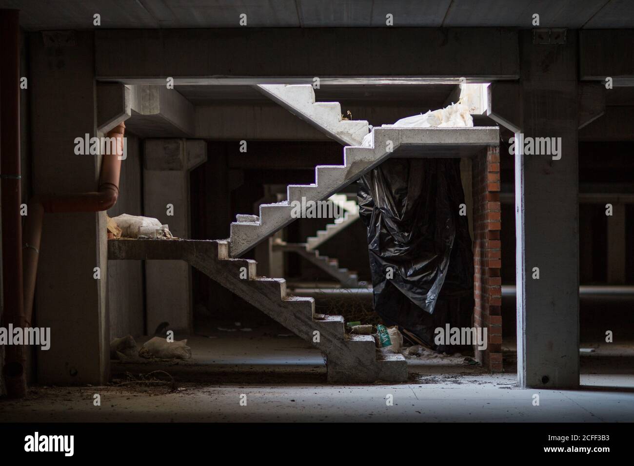 Escalier en béton entre les niveaux du bâtiment en construction Banque D'Images