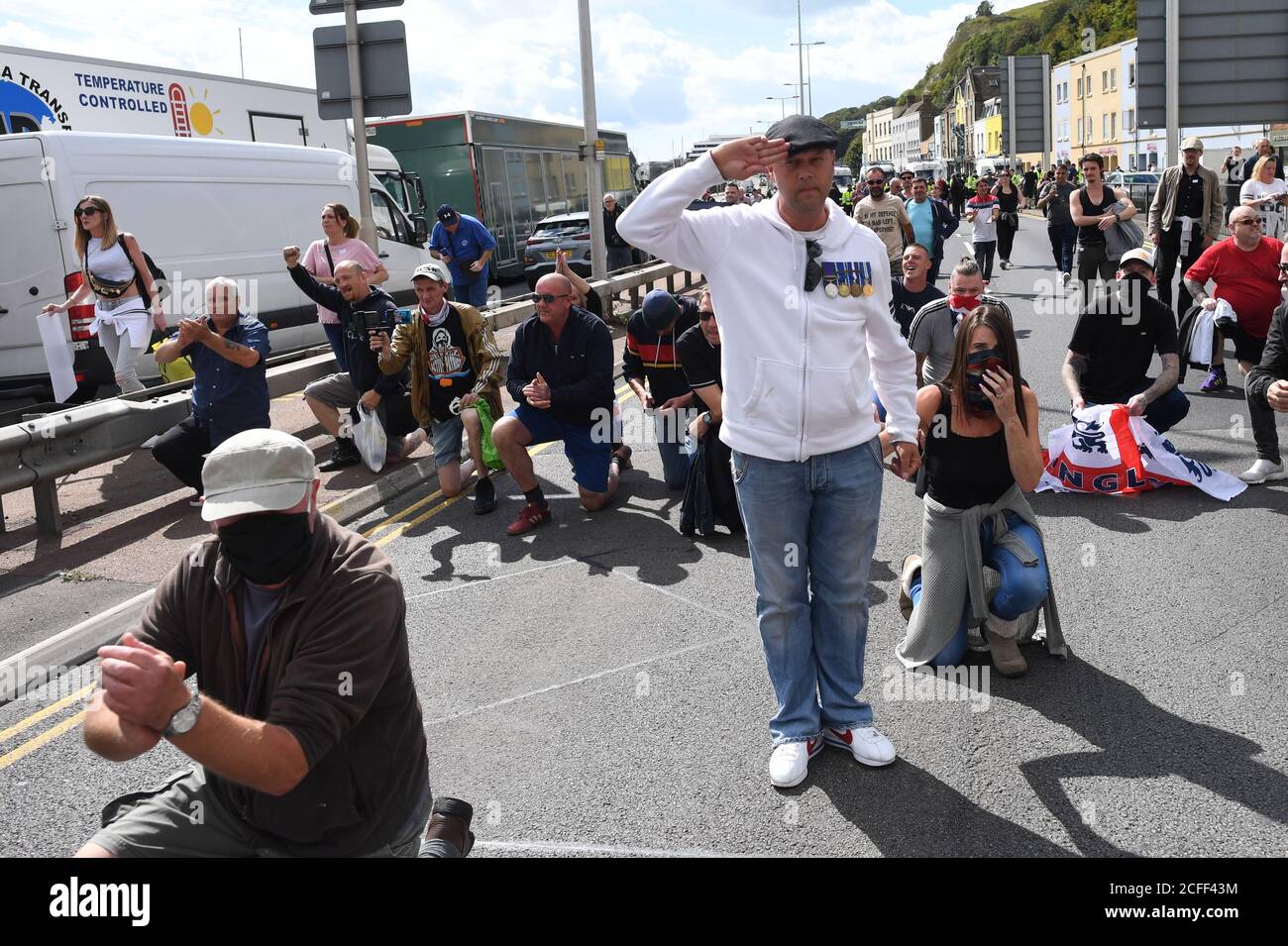 Des manifestants anti-migrants manifestent à Douvres contre l'immigration et les voyages des réfugiés traversant la Manche vers Kent. Banque D'Images