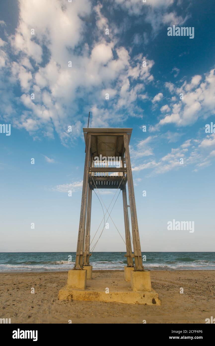 Construction d'observation à la plage de sable avec des traces de roue par vague mer par jour nuageux Banque D'Images