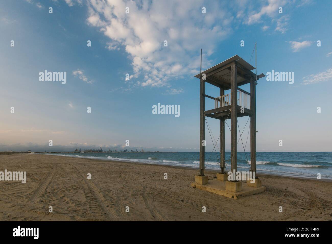 Construction d'observation à la plage de sable avec des traces de roue par vague mer par jour nuageux Banque D'Images
