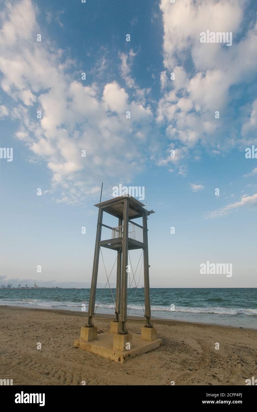 Construction d'observation à la plage de sable avec des traces de roue par vague mer par jour nuageux Banque D'Images