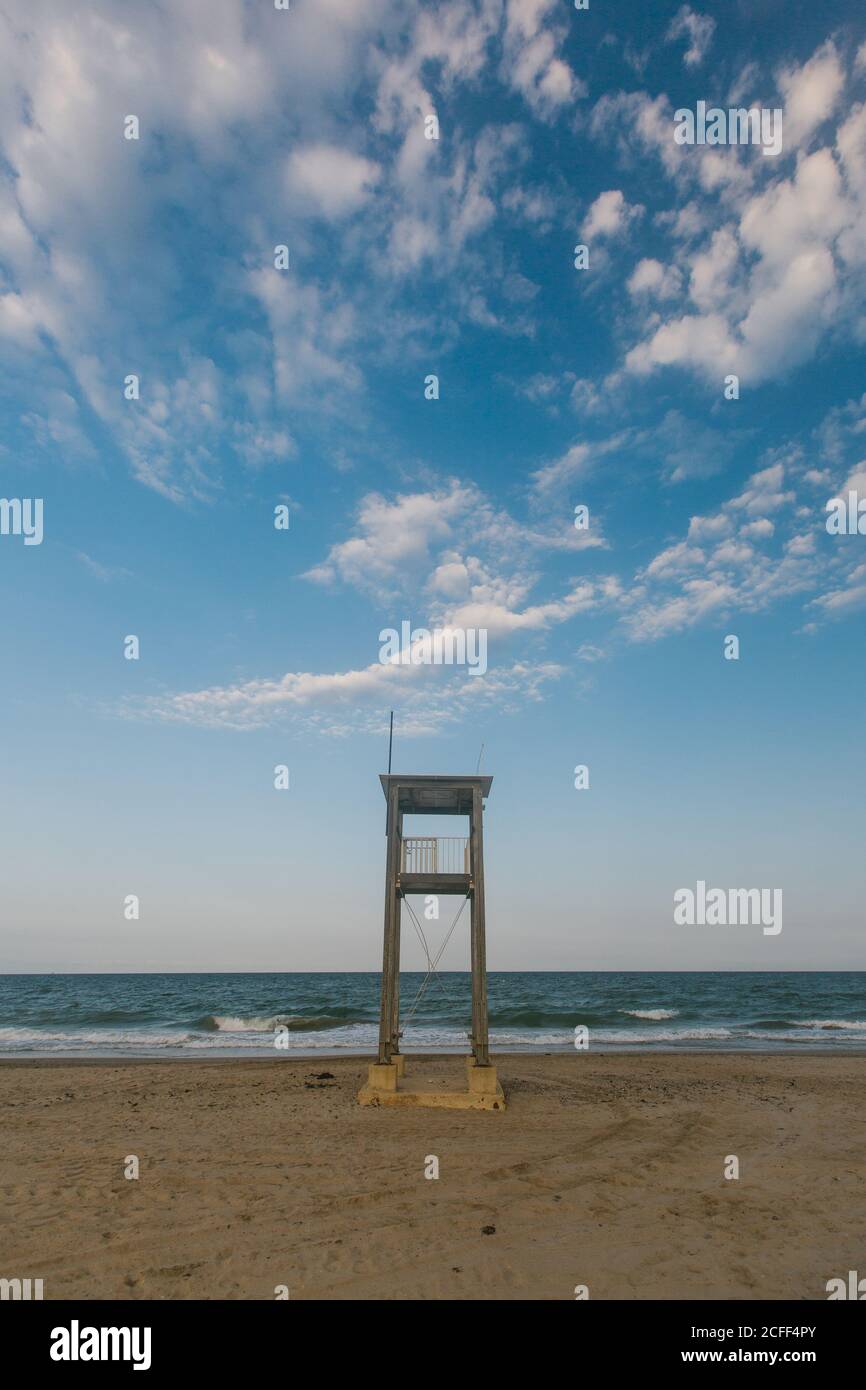 Construction d'observation à la plage de sable avec des traces de roue par vague mer par jour nuageux Banque D'Images