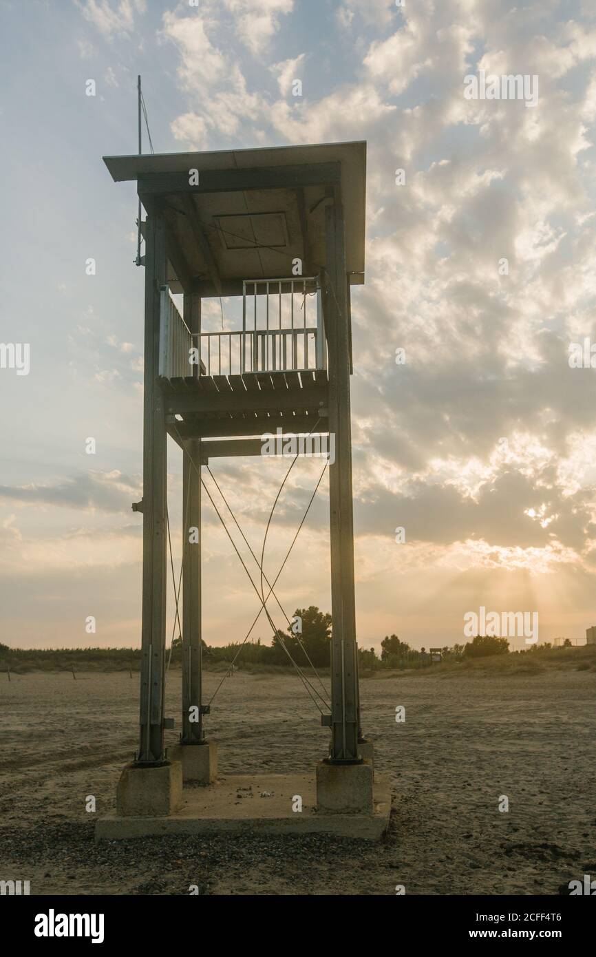 Construction d'observation à la plage de sable avec des traces de roue par vague mer par jour nuageux Banque D'Images