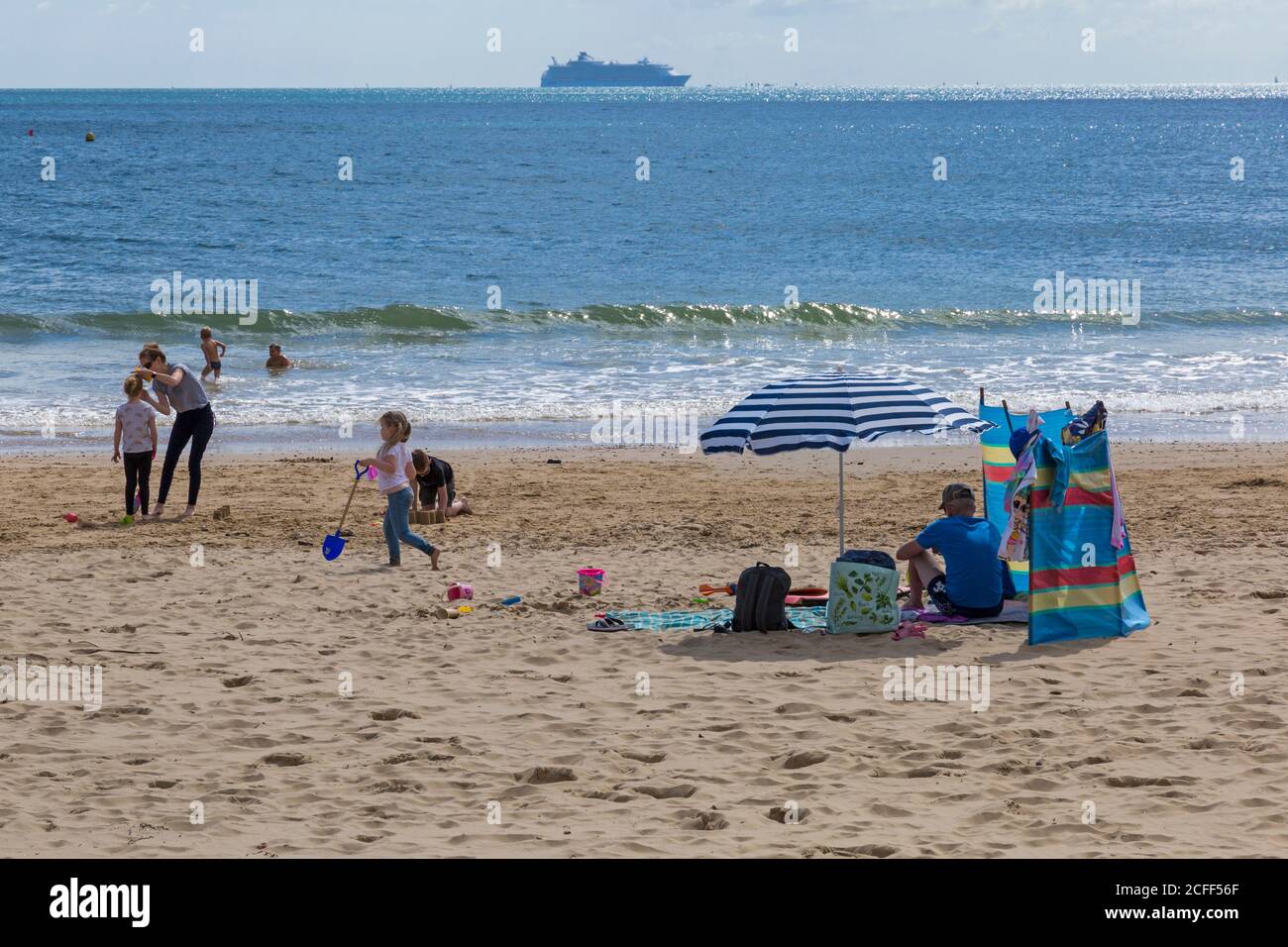 Bournemouth, Dorset, Royaume-Uni. 5 septembre 2020. Météo au Royaume-Uni : les plages de Bournemouth sont ensoleillées, tandis que les amateurs de plage se dirigent vers le bord de mer pour profiter du soleil. Crédit : Carolyn Jenkins/Alay Live News Banque D'Images