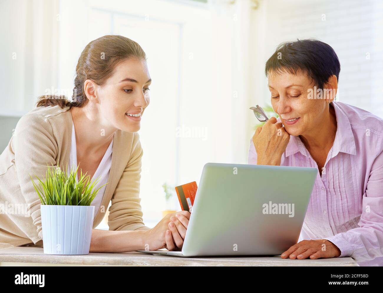 une femme faisant des achats en ligne Banque D'Images