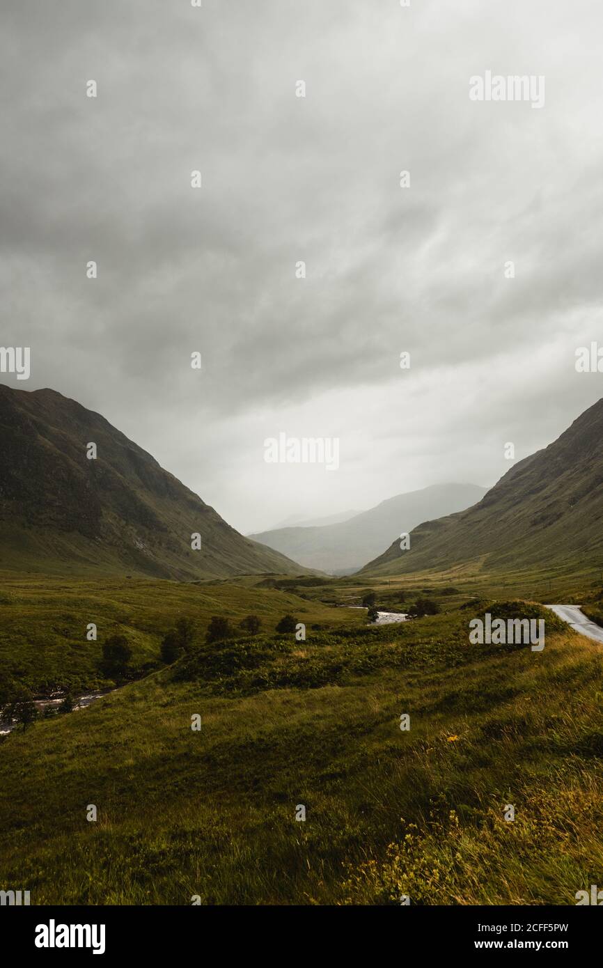 Magnifique paysage de montagnes sous de luxuriants nuages spectaculaires Banque D'Images
