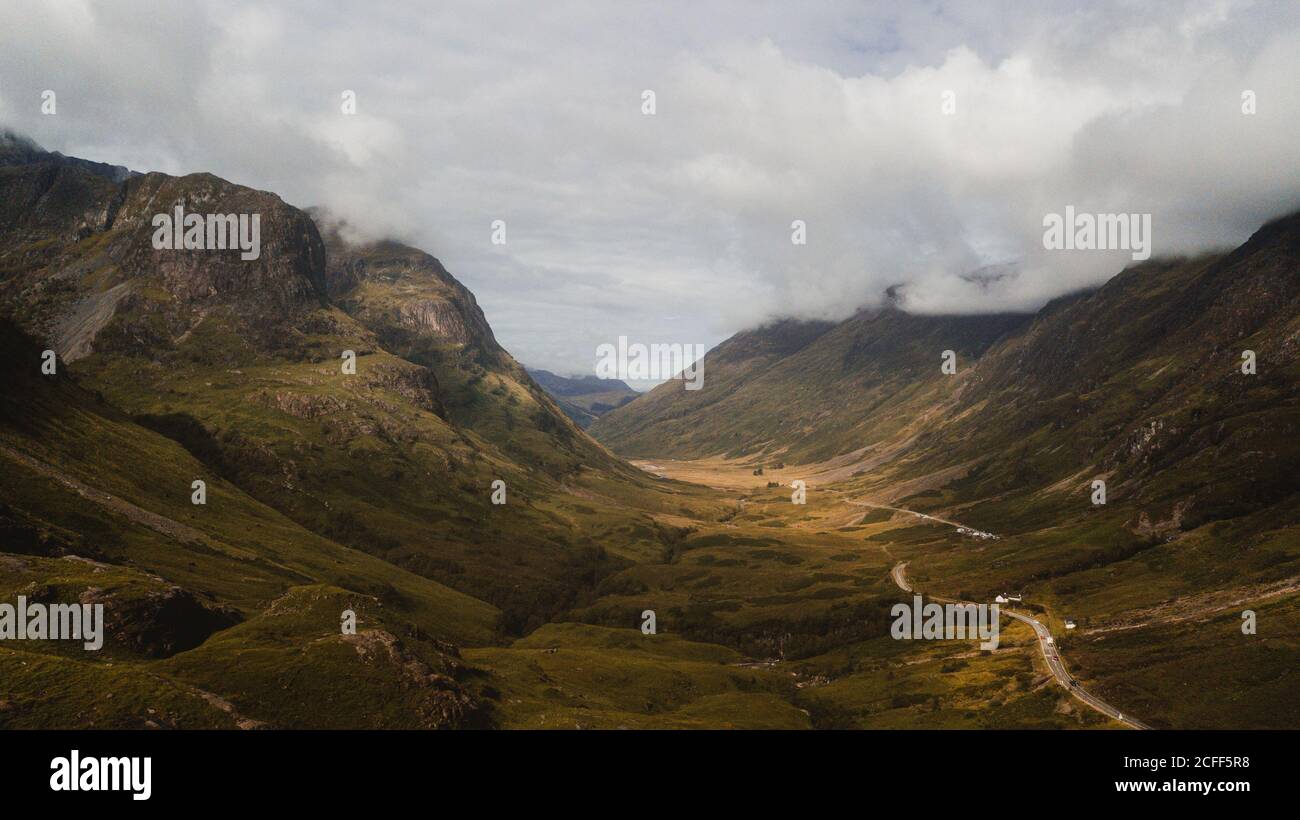 Magnifique paysage de montagnes sous de luxuriants nuages spectaculaires Banque D'Images