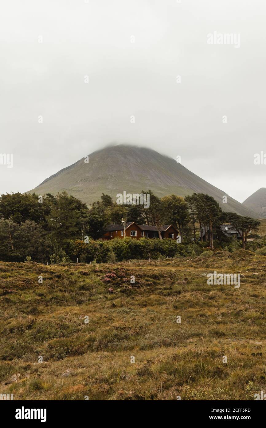 Magnifique paysage de montagnes sous de luxuriants nuages spectaculaires Banque D'Images