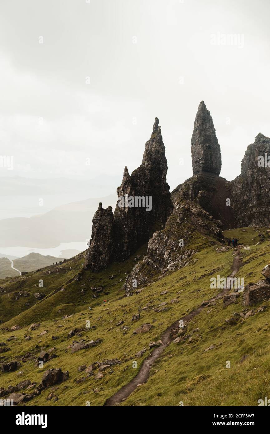 Magnifique paysage de montagnes sous de luxuriants nuages spectaculaires Banque D'Images