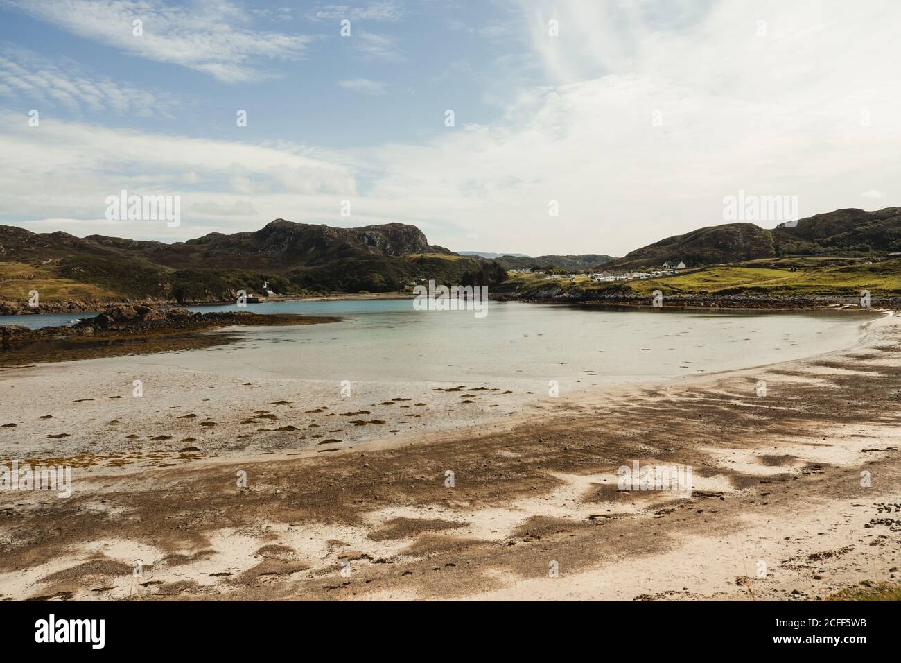 Beau lac avec plage de sable vide entouré de montagnes pittoresques et les collines couvertes d'herbe verte le jour de l'été Highlands écossais Banque D'Images