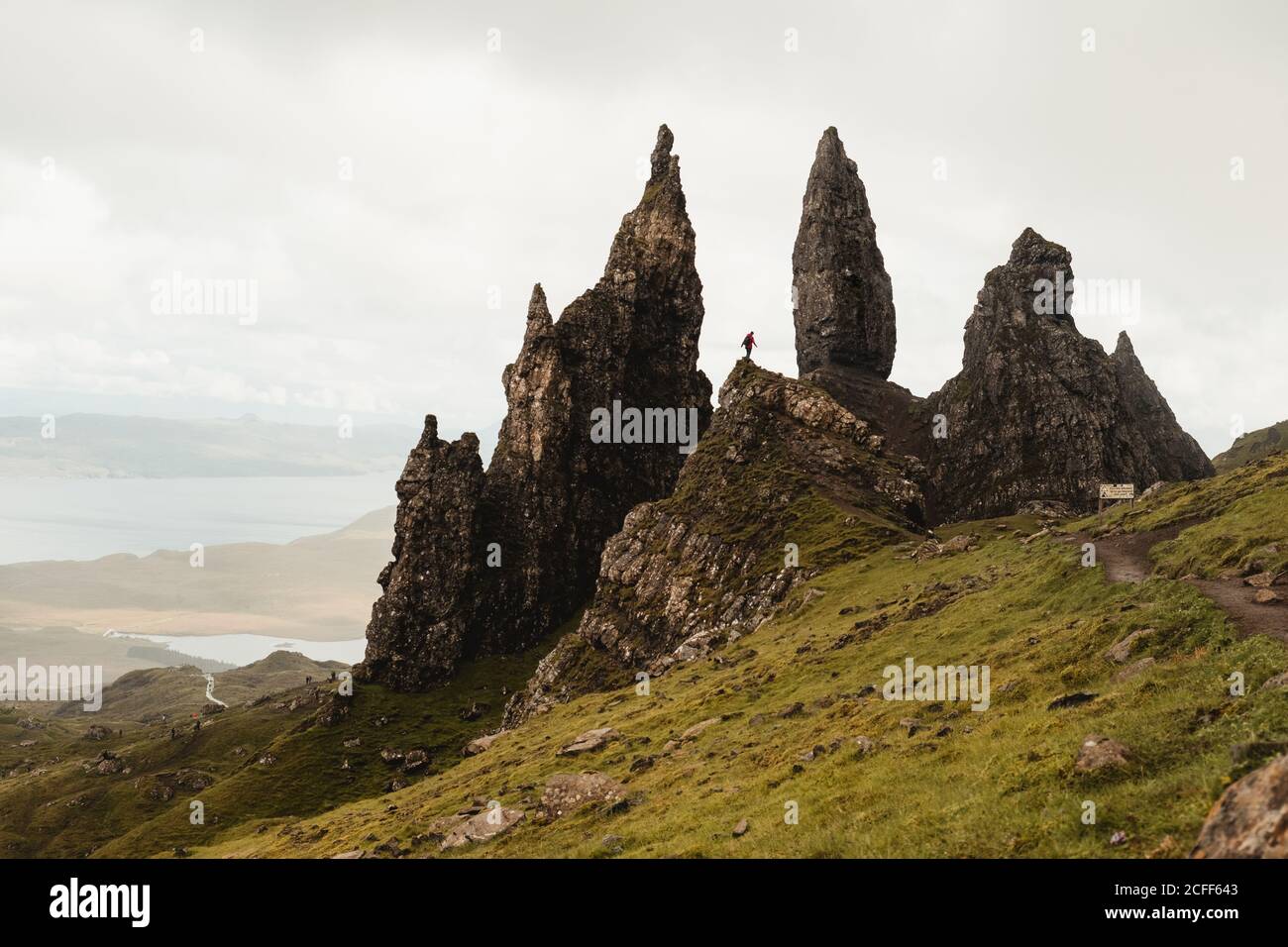 Magnifique paysage de montagnes sous de luxuriants nuages spectaculaires Banque D'Images