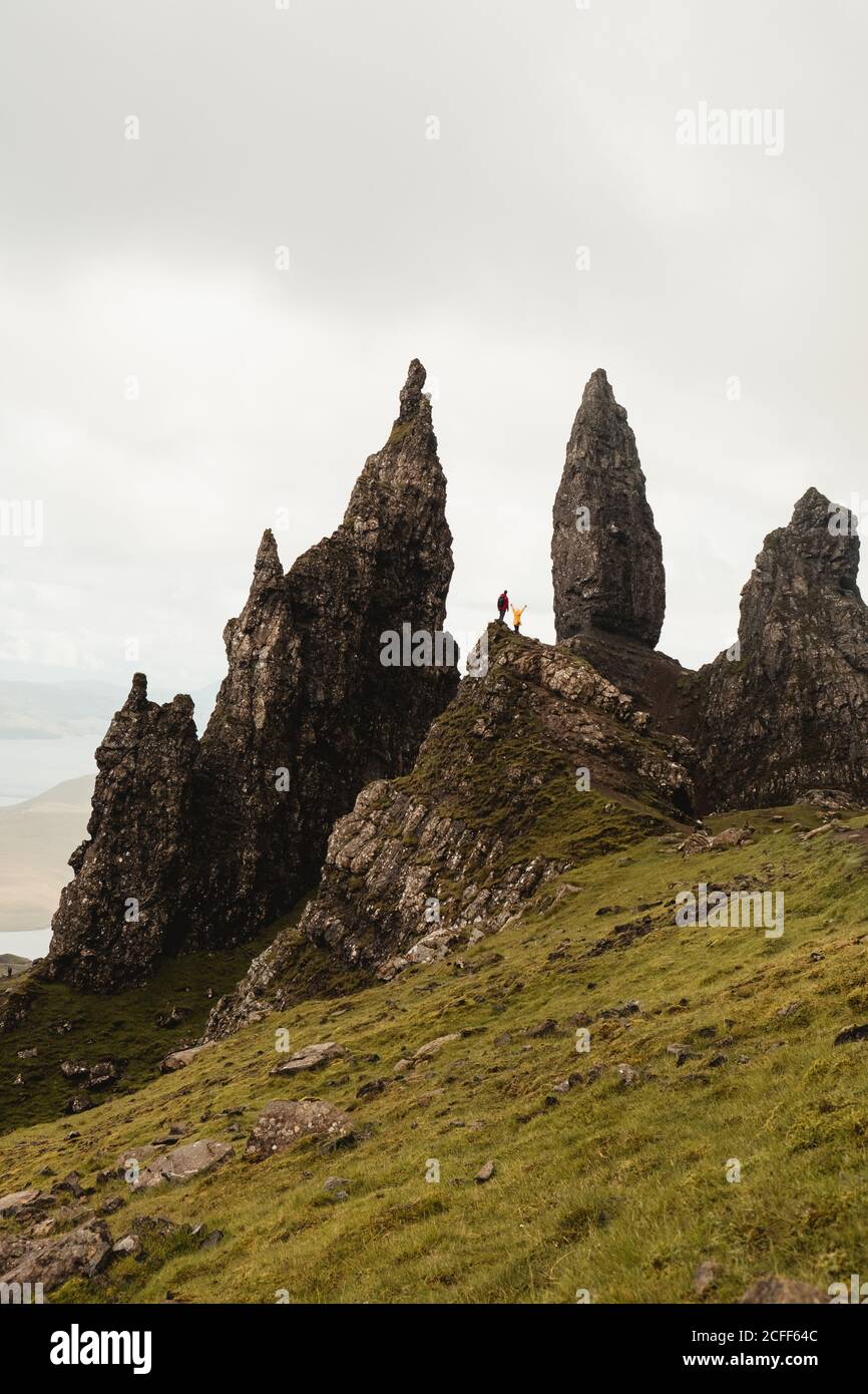 Magnifique paysage de montagnes sous de luxuriants nuages spectaculaires Banque D'Images