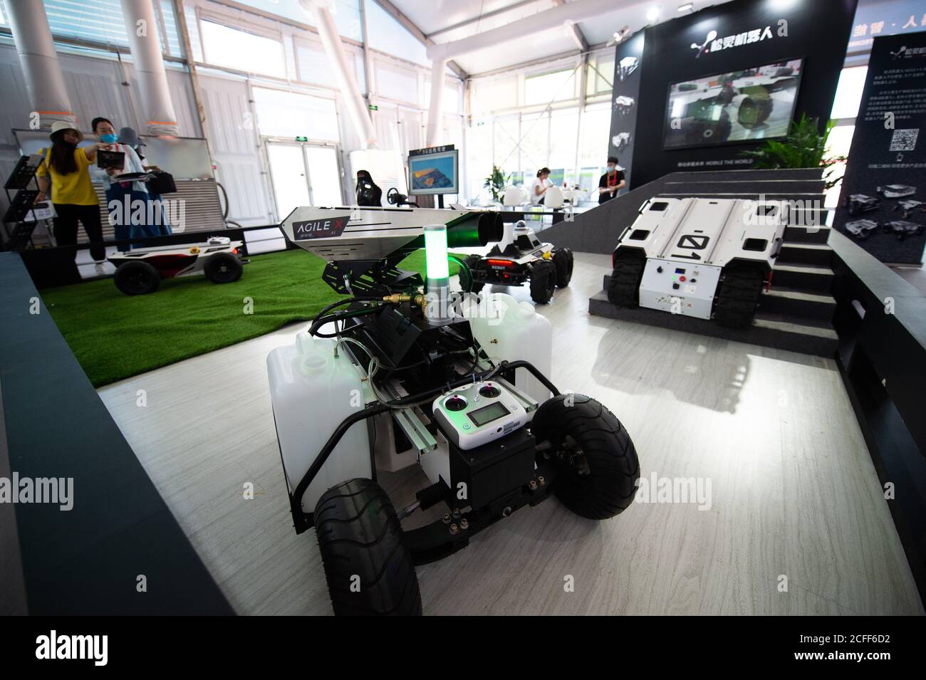 (200905) -- BEIJING, 5 septembre 2020 (Xinhua) -- photo prise le 5 septembre 2020 montre une démonstration de fonctionnement de robot dans la zone d'exposition robots de service de la Foire internationale chinoise du commerce des services (CIFTIS) 2020 à Beijing, capitale de la Chine. Le CIFTIS se tiendra le 4-9 septembre à Beijing. (Xinhua/Chen Zhonghao) Banque D'Images
