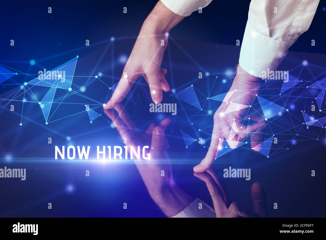 Homme d'affaires touchant un écran énorme avec MAINTENANT L'INSCRIPTION D'EMBAUCHE, concept d'affaires de technologie moderne Banque D'Images