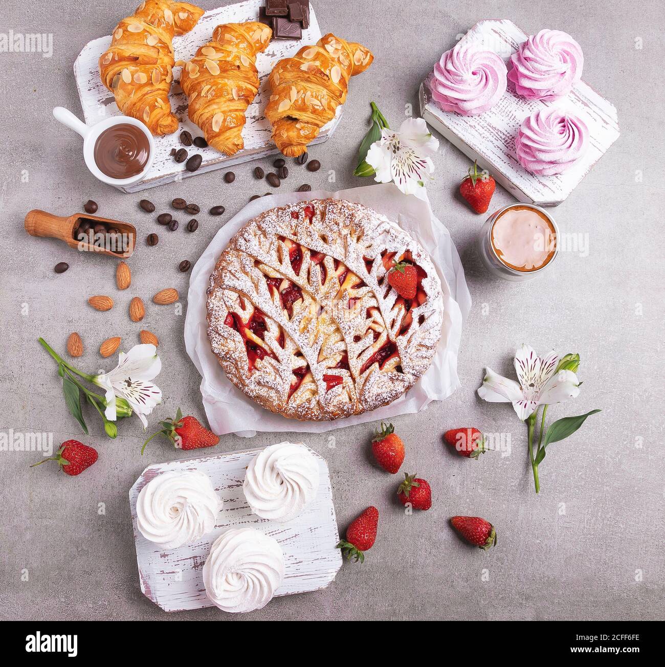 Marshmallows faits maison, tarte aux fraises, croissants, café, pâte de chocolat Banque D'Images