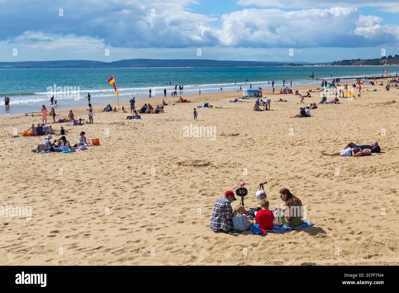 Bournemouth, Dorset, Royaume-Uni. 5 septembre 2020. Météo au Royaume-Uni : les plages de Bournemouth sont ensoleillées, tandis que les amateurs de plage se dirigent vers le bord de mer pour profiter du soleil. Crédit : Carolyn Jenkins/Alay Live News Banque D'Images