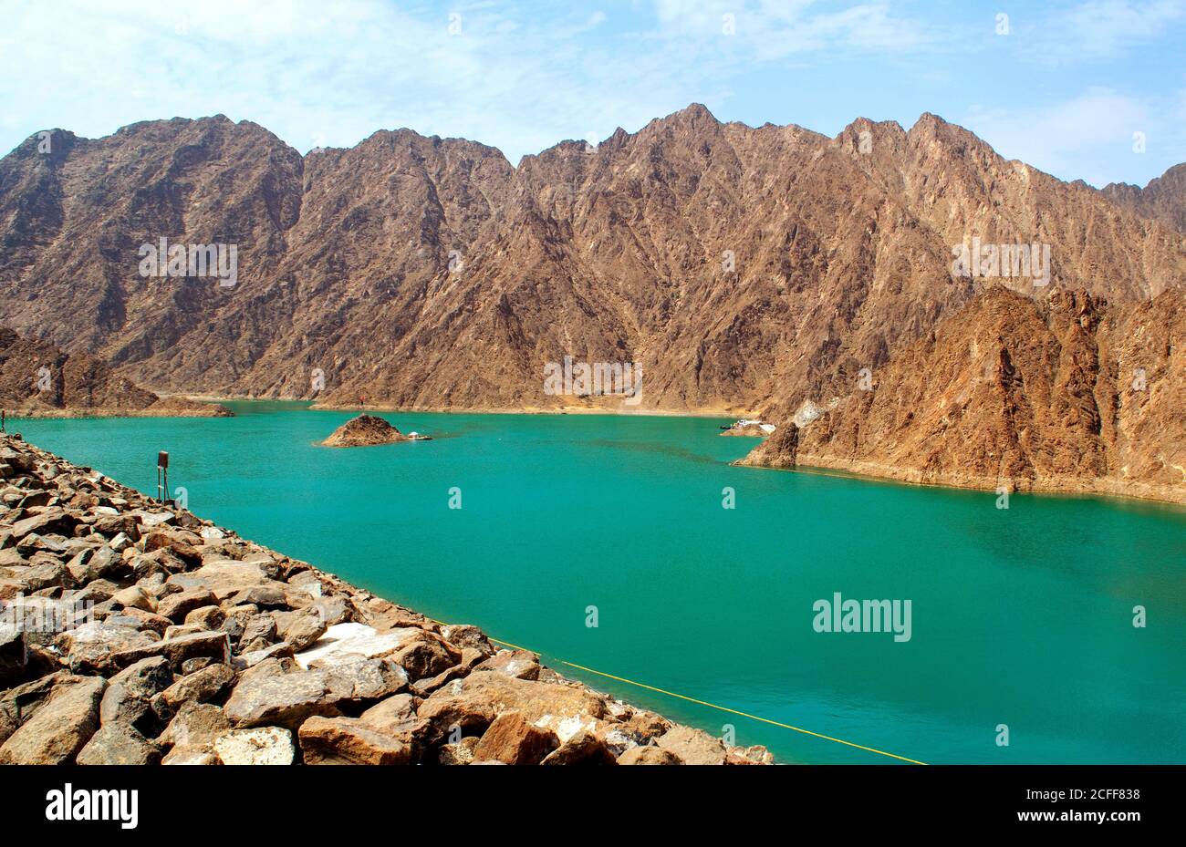 Magnifique lac Hatta vert profond avec montagnes rocheuses Hajar en arrière-plan. Vue d'ensemble du barrage Hatta aux Émirats arabes Unis, en Oman. Nature pittoresque au Moyen-Orient. Banque D'Images