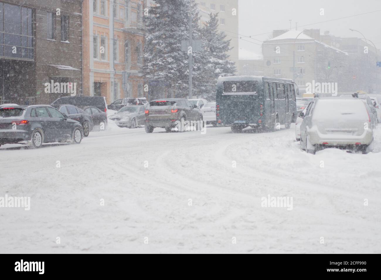 Rue dans la ville d'hiver route dans la tempête de neige lourde. Banque D'Images