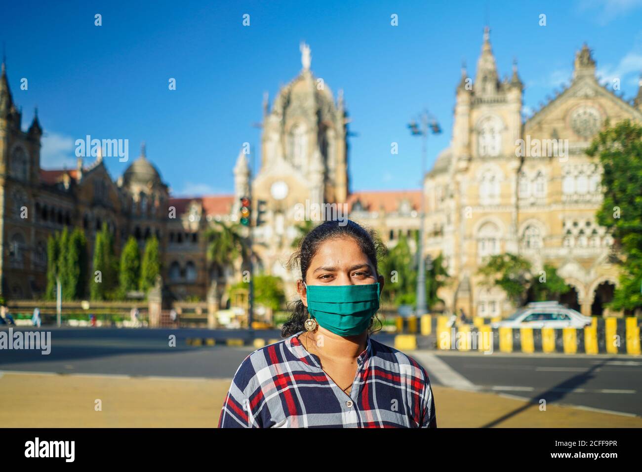 Jeune fille indienne portant un masque à Mumbai devant la gare de Chhatrapati Shivaji maharaj Covid 19 situation pandémique 2020 Banque D'Images