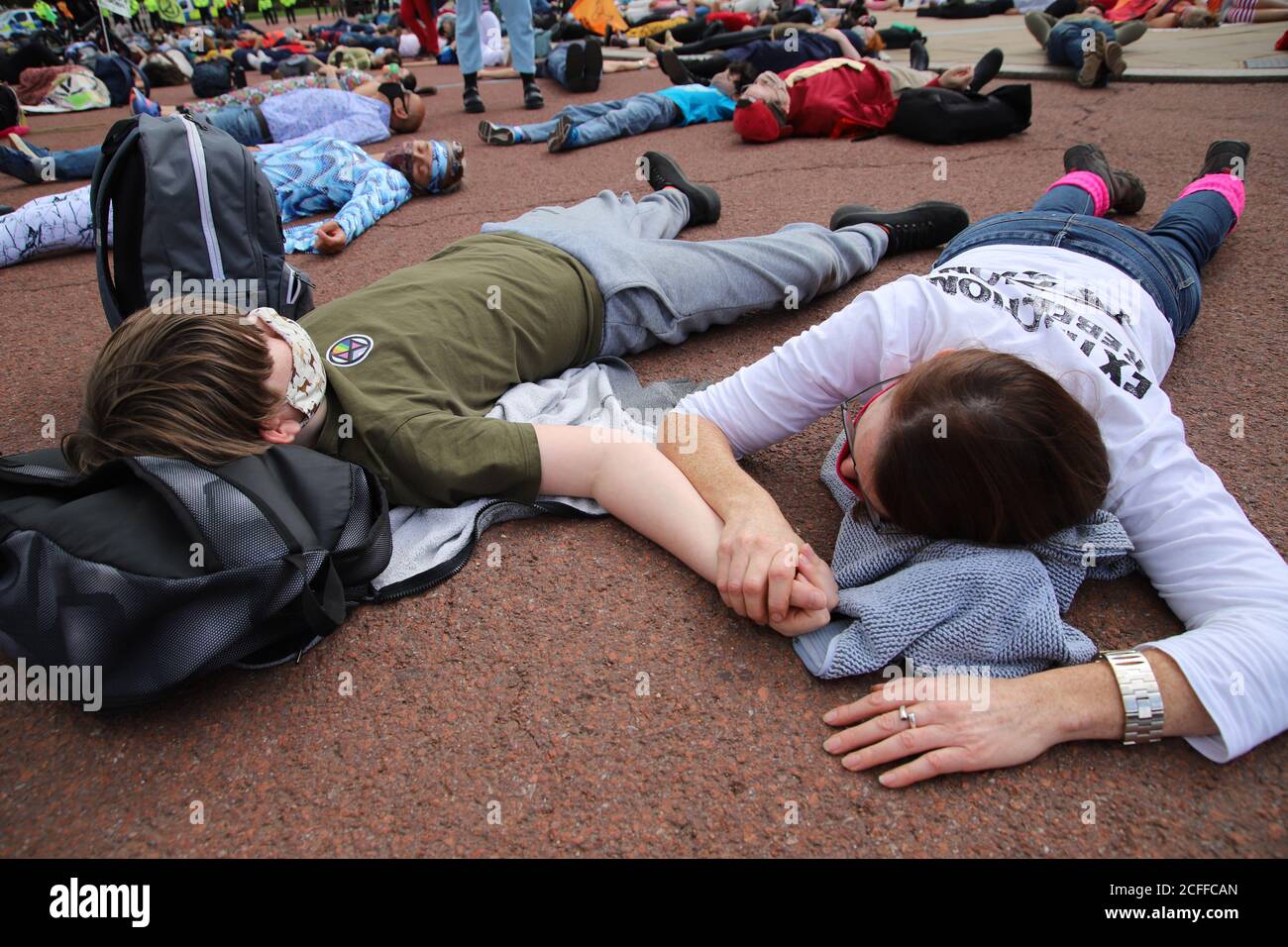 Extinction les militants rebelles à l'extérieur de Buckingham Palace à Londres tiennent une danse de discobedience suivie d'un 'Die In', le 5 septembre 2020. Banque D'Images