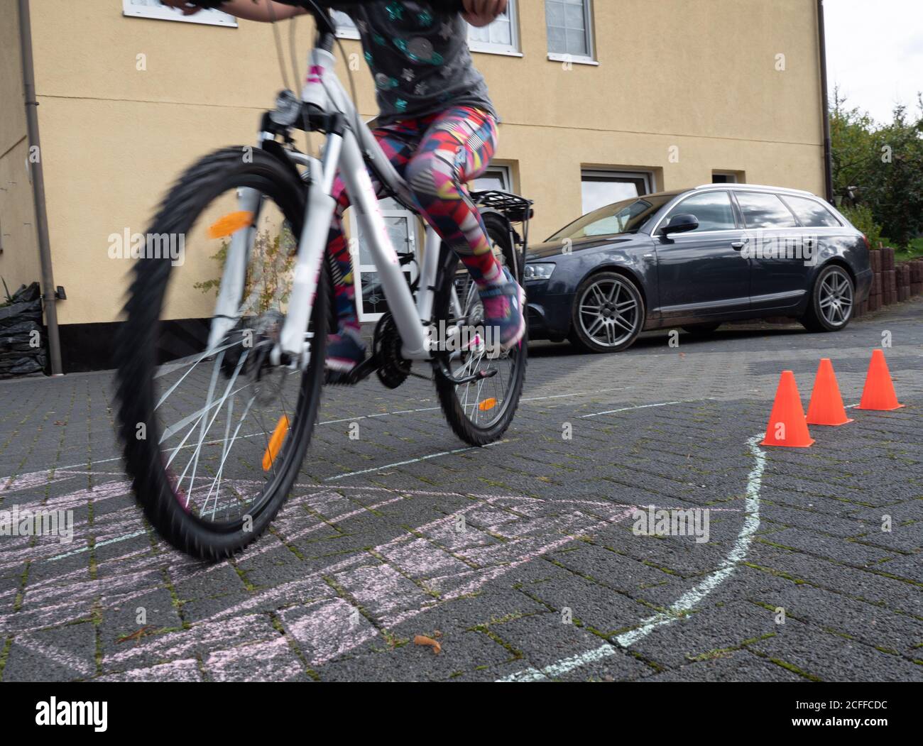 Formation de vélo à l'école primaire Banque D'Images