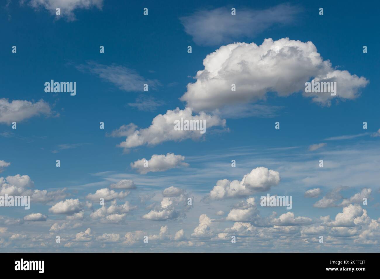Ciel bleu avec des nuages blancs moelleux. Arrière-plan de la nature. Concept d'environnement Banque D'Images