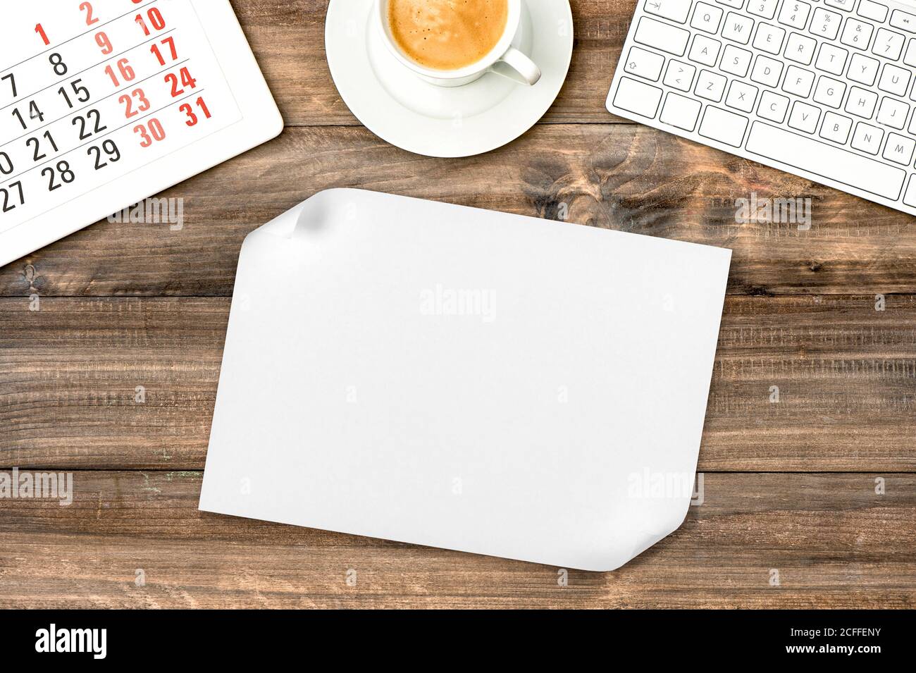 Feuille de papier blanc sur fond en bois. Bureau avec café Banque D'Images