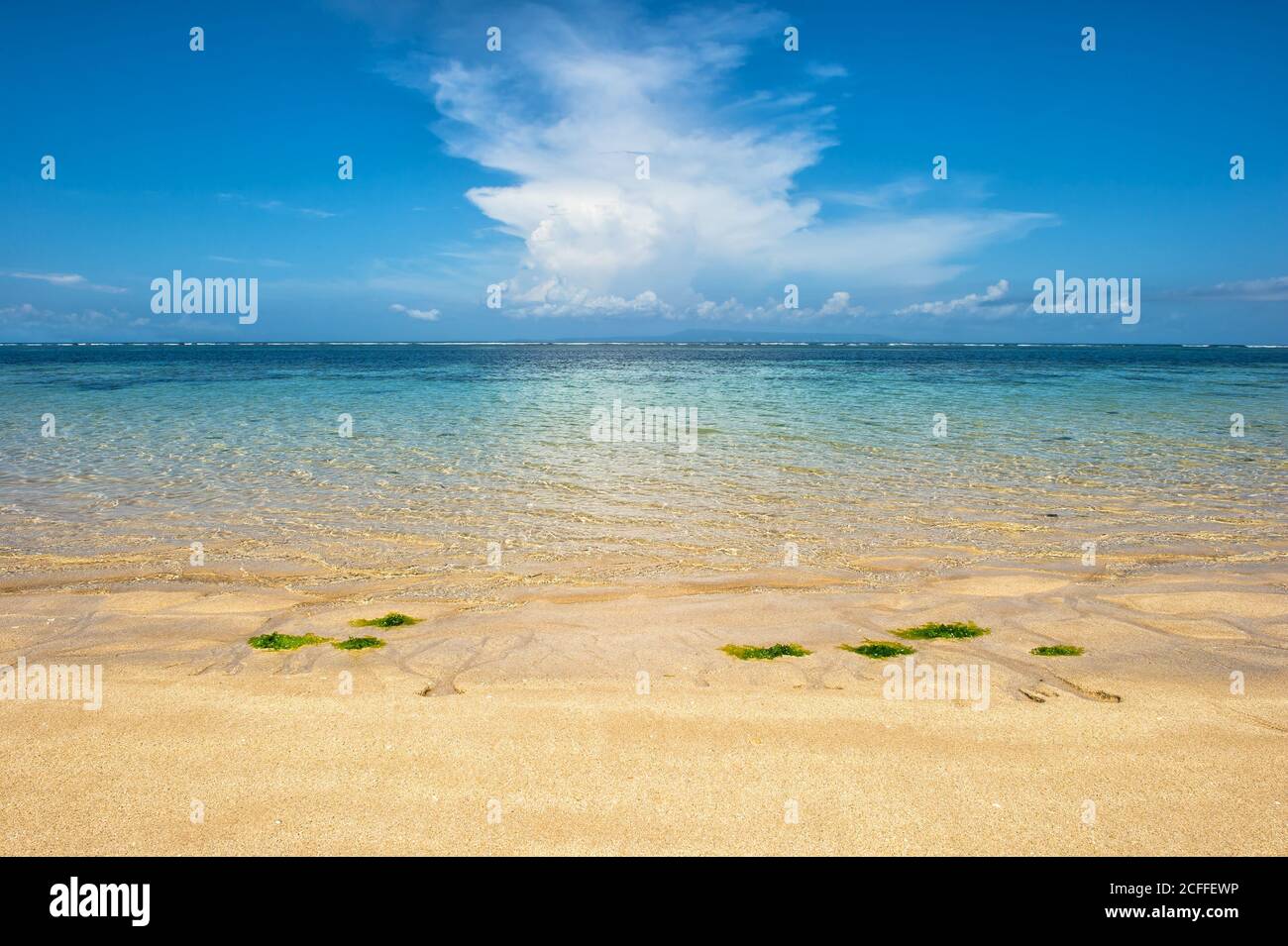 Bleu eau de mer, ciel nuageux, plage de sable. Paysage de voyage d'été Banque D'Images