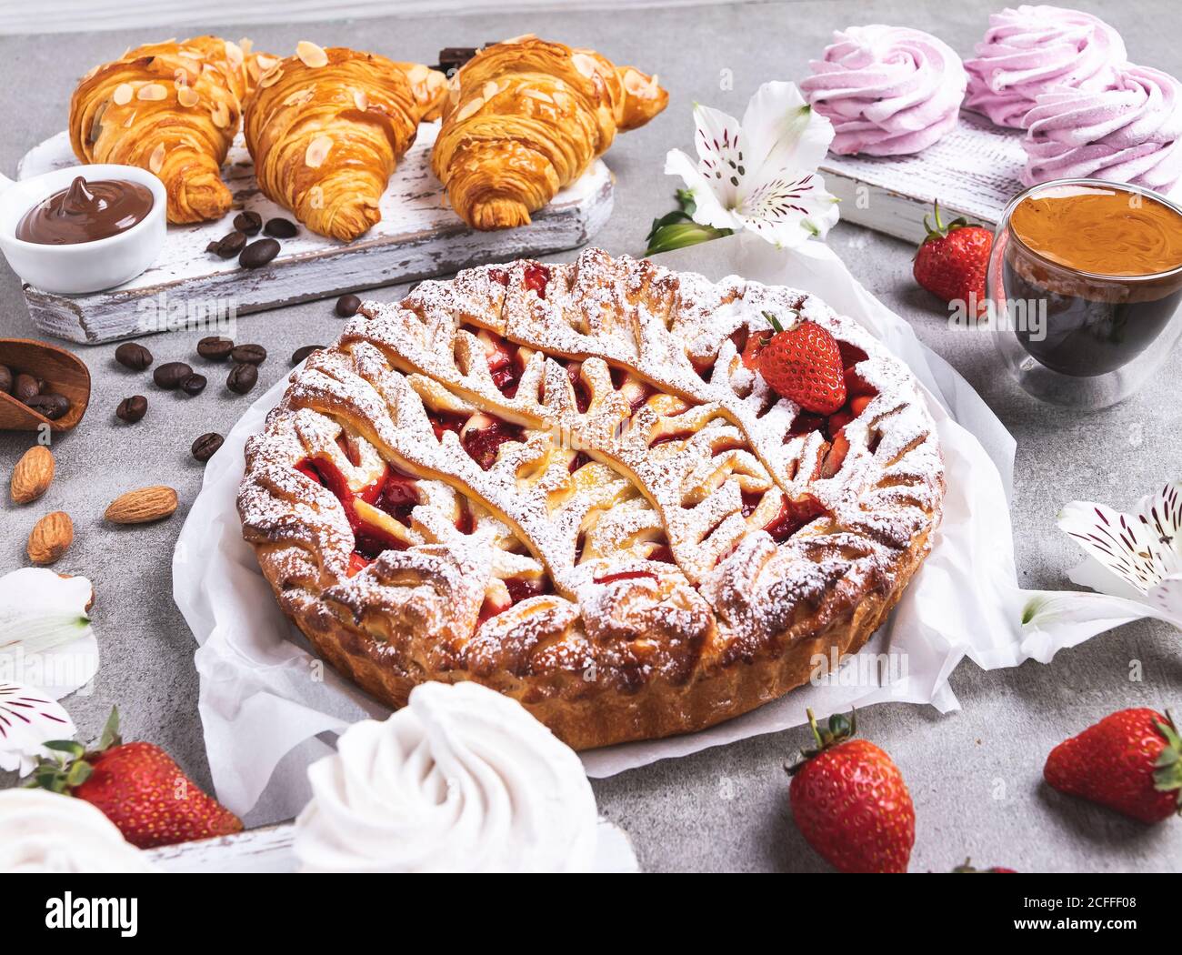 Marshmallows faits maison, tarte aux fraises, croissants, café, pâte de chocolat Banque D'Images