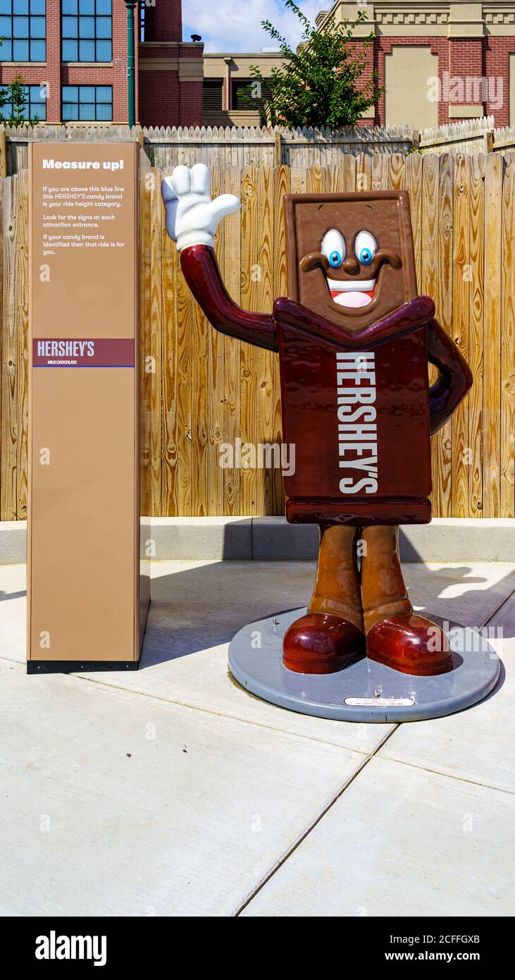 Hershey, PA, Etats-Unis - 4 septembre 2020 : les personnages du chocolat indiquent les exigences de hauteur pour les manèges à l'entrée de Hersheypark. Banque D'Images