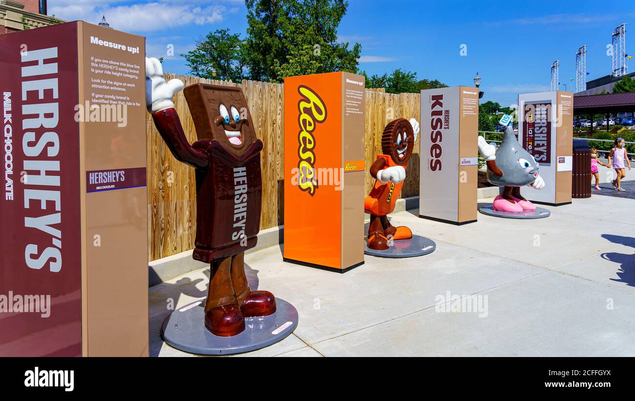 Hershey, PA, Etats-Unis - 4 septembre 2020 : les personnages du chocolat indiquent les exigences de hauteur pour les manèges à l'entrée de Hersheypark. Banque D'Images