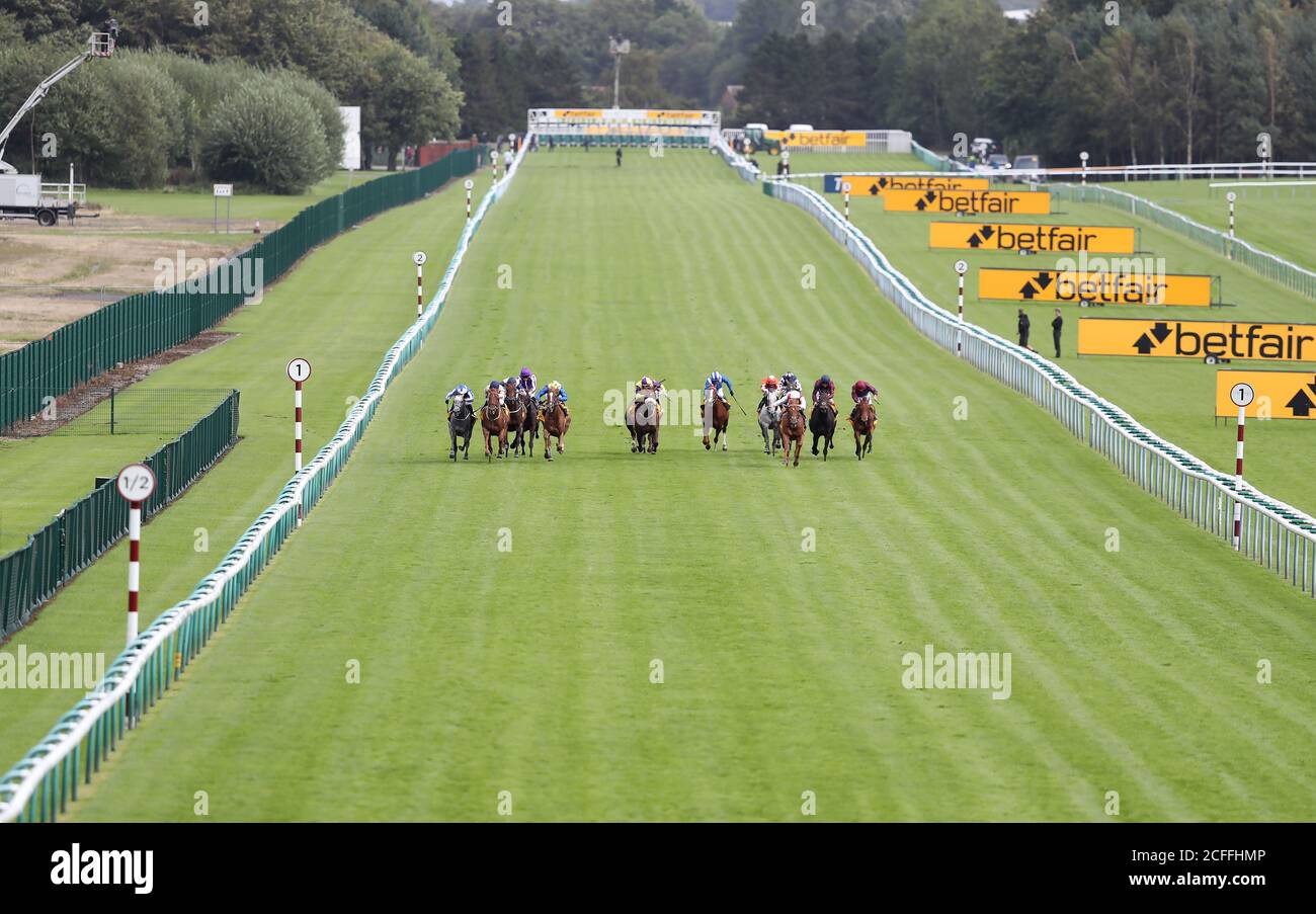 Les coureurs et les cavaliers passent devant les stands de la Betfair Sprint Cup lors du Betfair Sprint Cup Day 2020 au champ de courses de Haydock, Newton-le-Willows. Banque D'Images