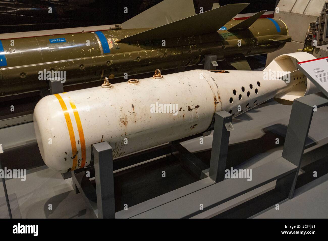 Une bombe anti-sous-marine (c1960), capacité moyenne de 12 000 lb, exposée au RAF Museum, Londres, Royaume-Uni. Banque D'Images