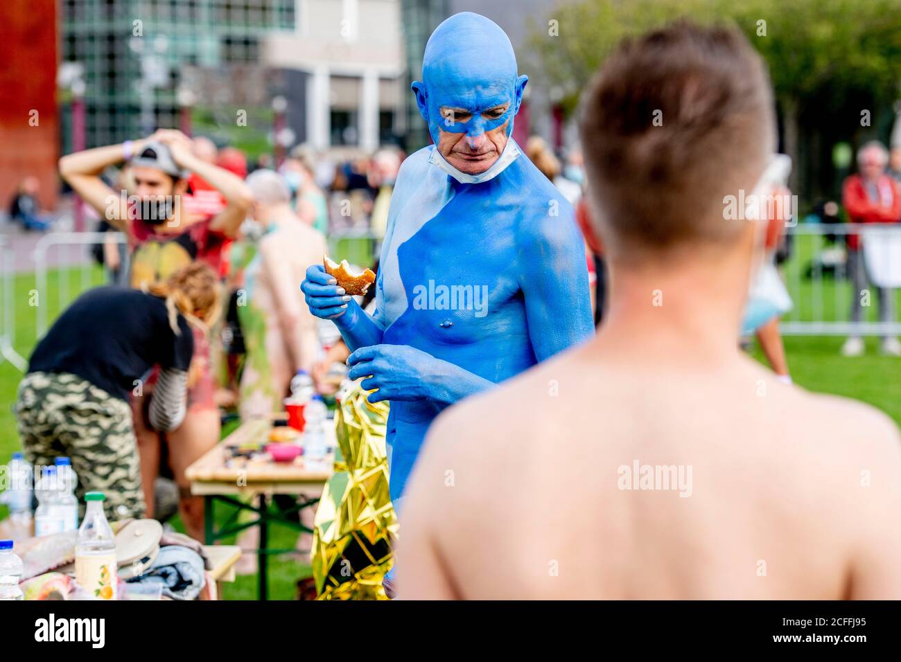 Amsterdam, pays-Bas. Le 05septembre 2020. Un modèle est couvert de peinture bleue lors de l'Amsterdam Bodypaint Art Event.la Amsterdam Body Art Foundation organise pour la quatrième fois l'Amsterdam Bodypaint Art Event sur le Museumplein le 5 septembre 2020. Plusieurs artistes peignent les différents corps de modèles pour créer une belle œuvre d’art. le thème de cette année est « la conscience climatique » donc l’encouragement des artistes à incorporer des plantes et des animaux dans leurs œuvres d’art sans laisser les éléments dans leurs créations. Crédit : SOPA Images Limited/Alamy Live News Banque D'Images