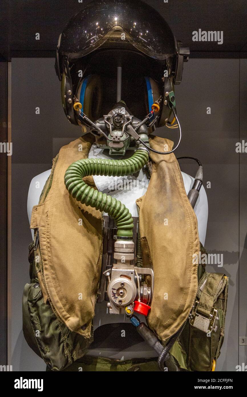 Pilot Equipment (années 1980-1990), avec casque d'équipage Mk 48, masque à oxygène de type V9, régulateur d'oxygène de type 317A et veste de levage Mk 20, RAF Museum, Londres, Royaume-Uni. Banque D'Images